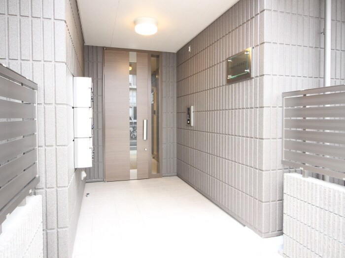 物件外観写真2　(エントランス部分)