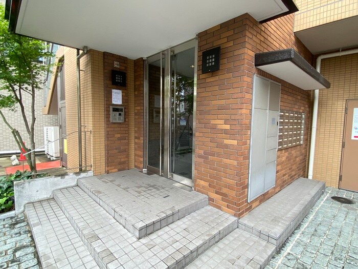 物件外観写真3　(エントランス部分)