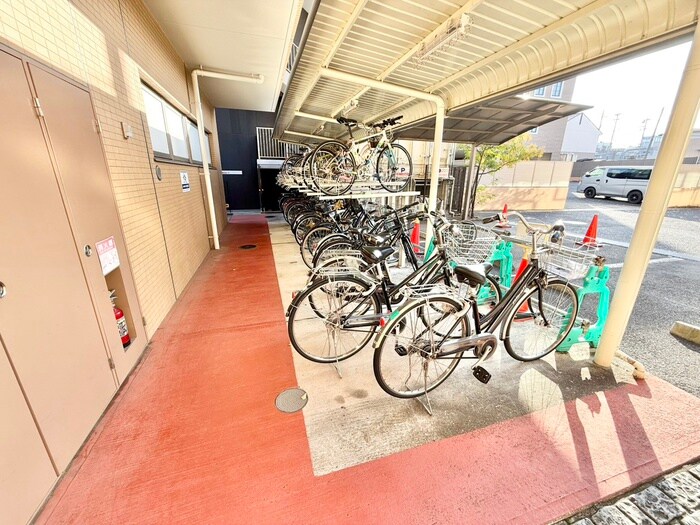 物件外観写真4　(駐輪場)