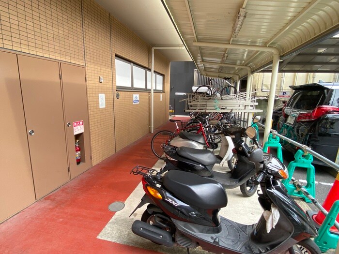 物件外観写真4　(駐輪場)