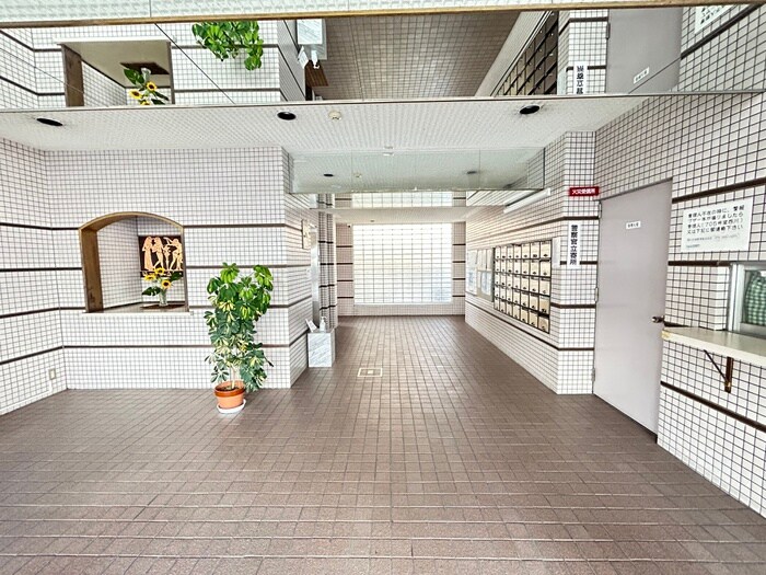 物件外観写真6　(エントランス部分)