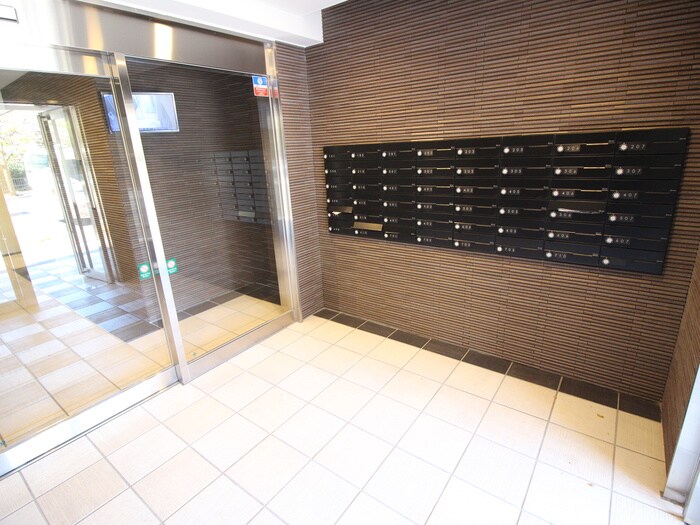 物件外観写真2　(エントランス部分)