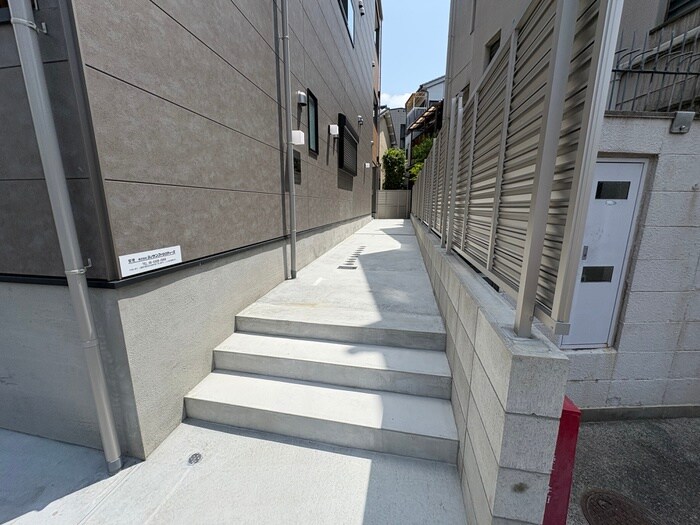 物件外観写真5　(エントランス部分)