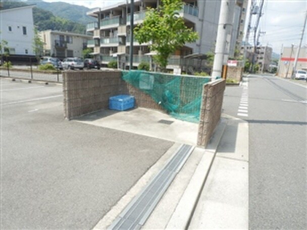 物件外観写真2　(駐車場)