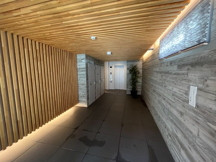 物件外観写真2　(エントランス部分)