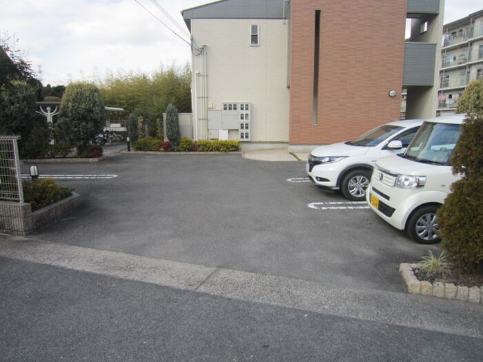物件外観写真5　(駐車場)