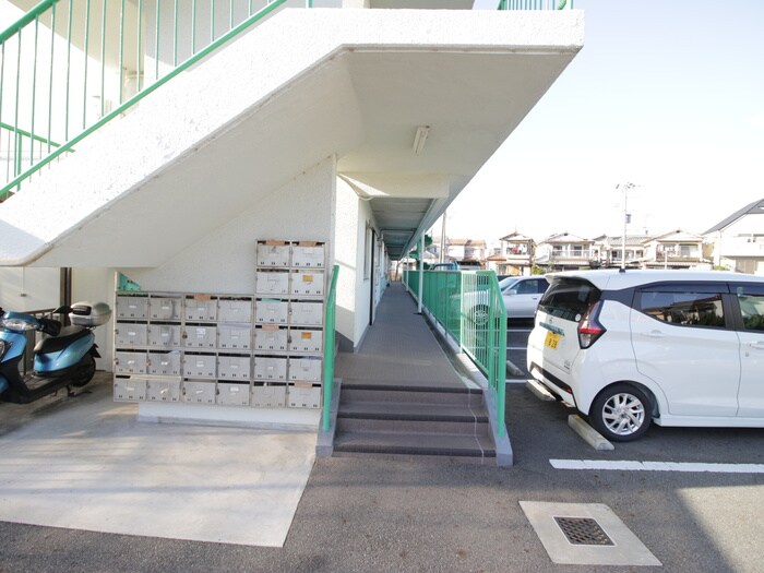 物件外観写真4　(エントランス部分)