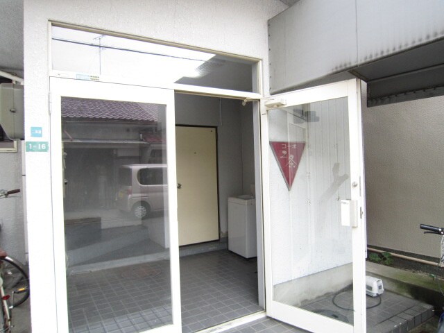物件外観写真3　(エントランス部分)