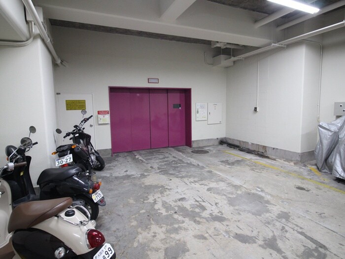 物件外観写真4　(バイク置き場)