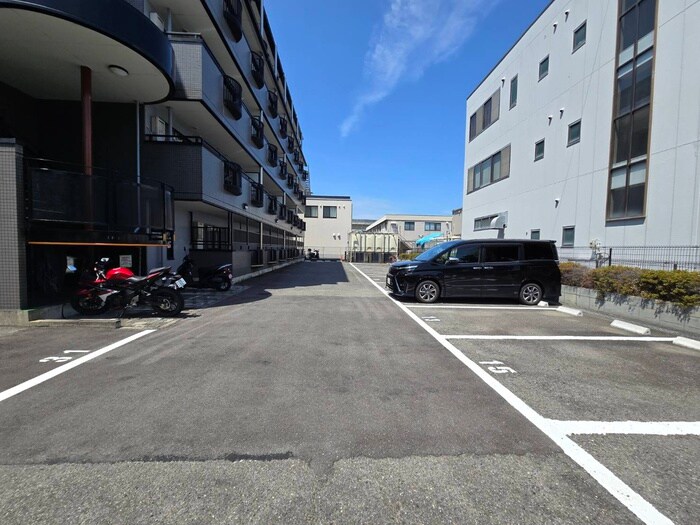 物件外観写真6　(駐車場)
