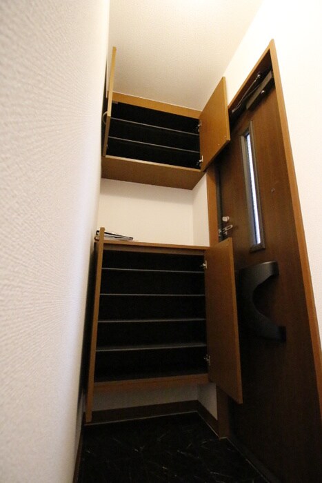 物件内観写真4　(玄関)