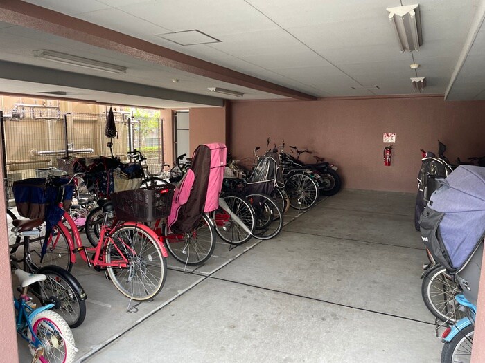 物件外観写真3　(駐輪場)