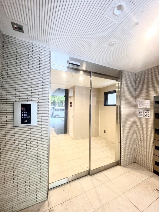 物件外観写真2　(エントランス部分)