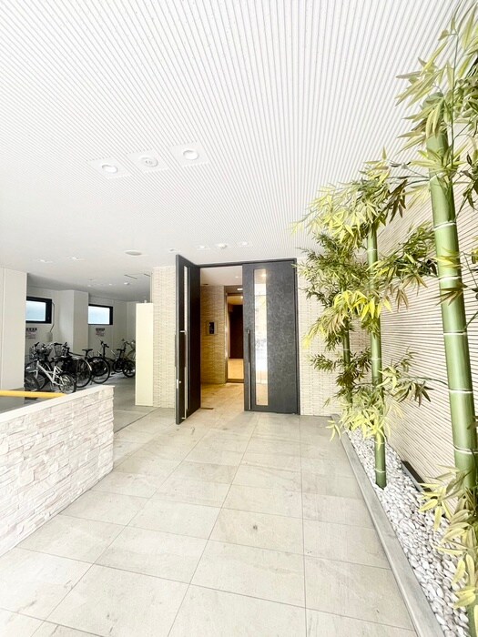 物件外観写真5　(エントランス部分)