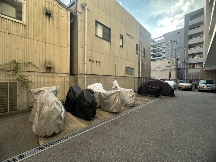 物件外観写真3　(バイク置き場)