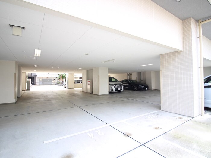 物件外観写真3　(駐車場)