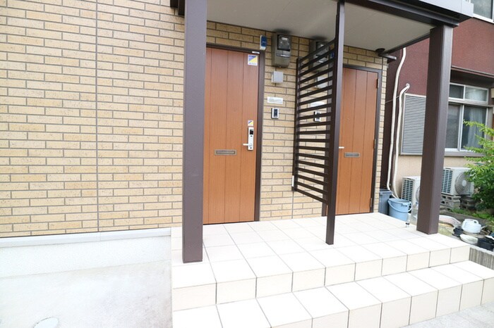 物件外観写真2　(エントランス部分)