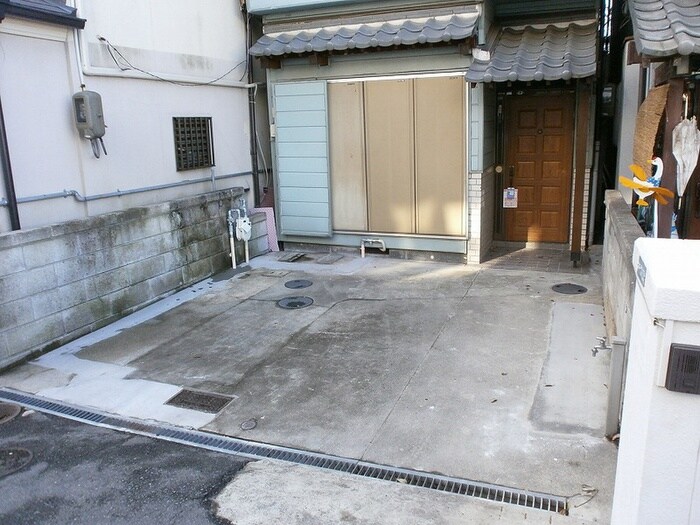 物件外観写真3　(駐車場)