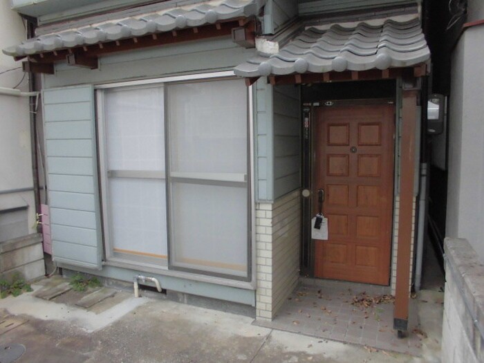 物件外観写真6　(エントランス部分)