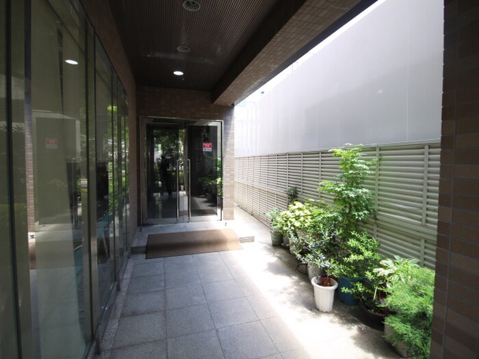 物件外観写真2　(エントランス部分)