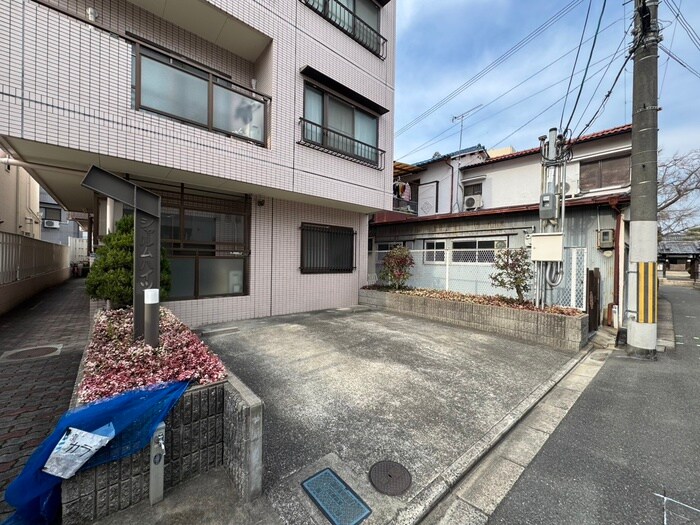 物件外観写真3　(駐車場)