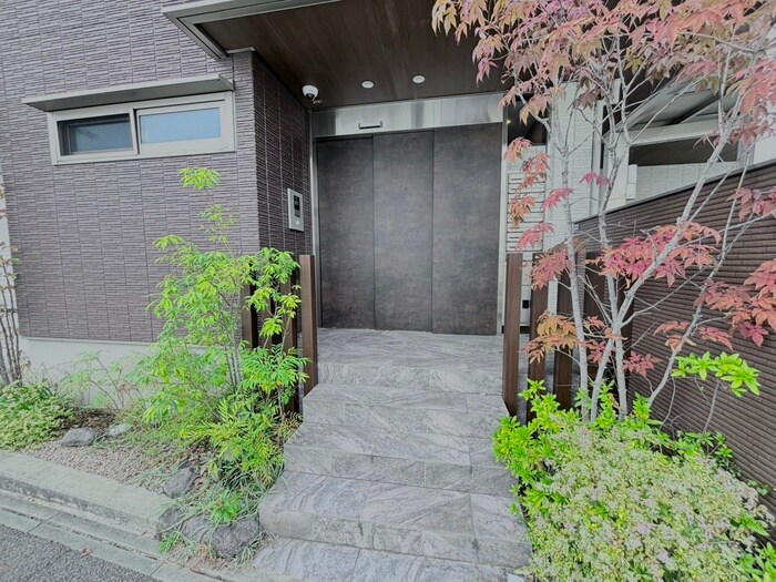 物件外観写真3　(エントランス部分)