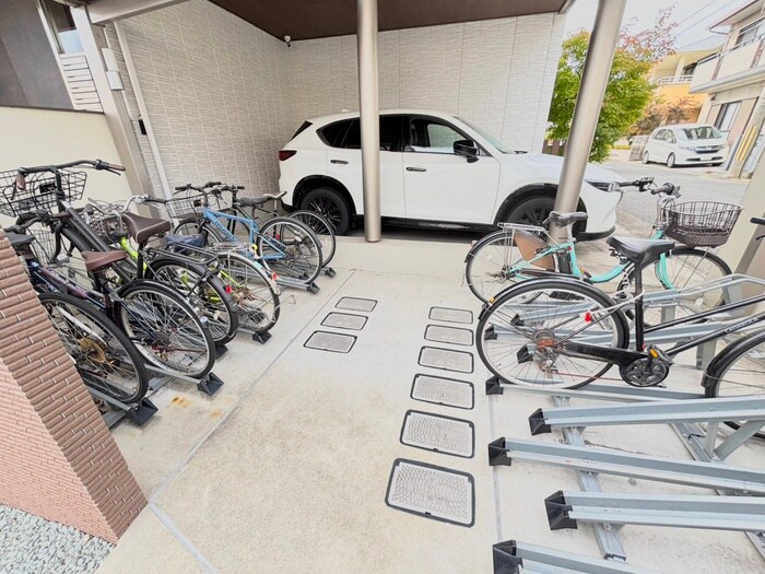 物件外観写真4　(駐輪場)