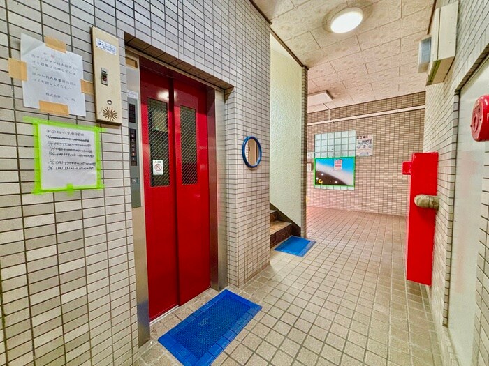 物件外観写真2　(エントランス部分)