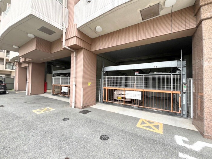 物件外観写真5　(駐車場)