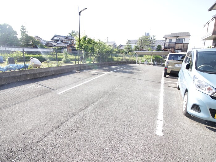 物件外観写真4　(駐車場)