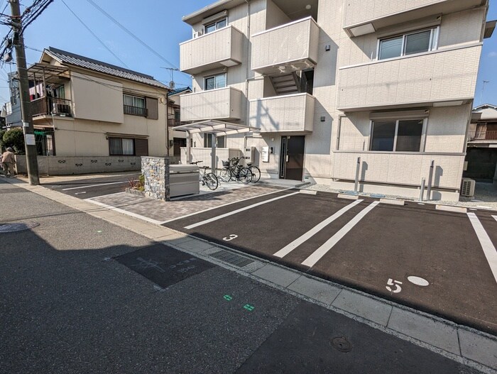 物件外観写真4　(駐車場)