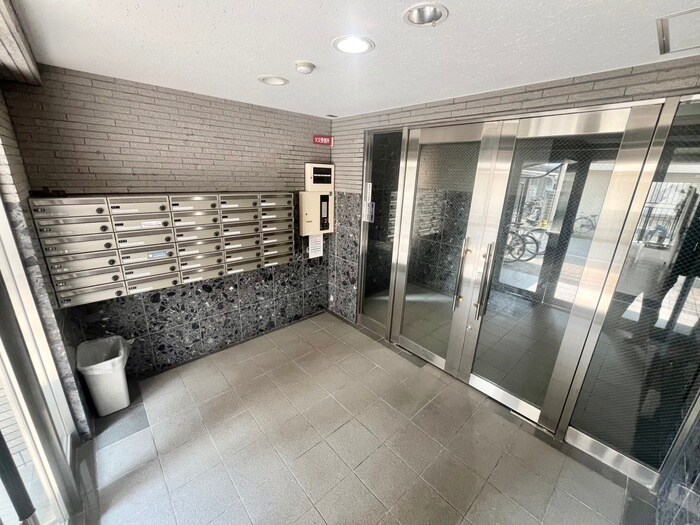 物件外観写真4　(エントランス部分)