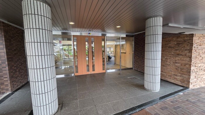 物件外観写真3　(エントランス部分)