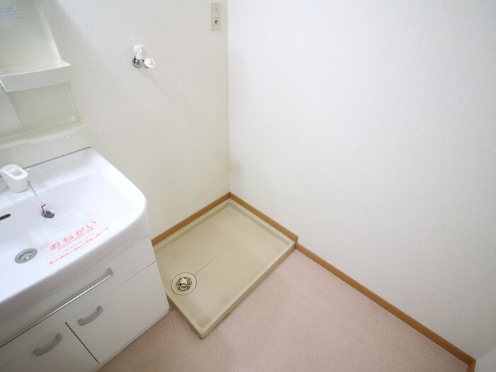 物件内観写真8　(洗濯機置場)