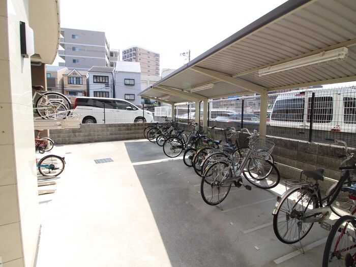 物件外観写真4　(駐輪場)