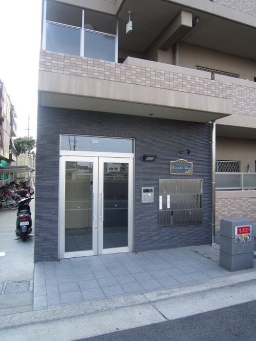 物件外観写真2　(エントランス部分)