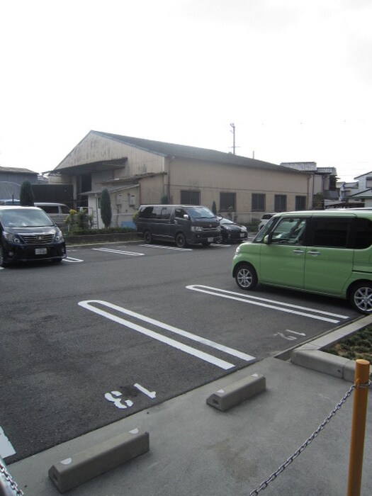 物件外観写真3　(駐車場)