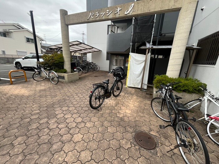 物件外観写真2　(駐輪場)