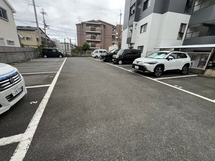 物件外観写真3　(駐車場)