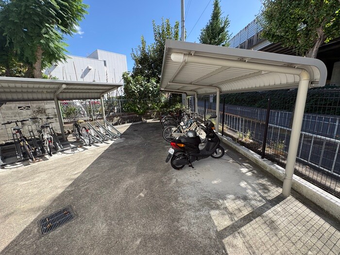 物件外観写真4　(駐輪場)