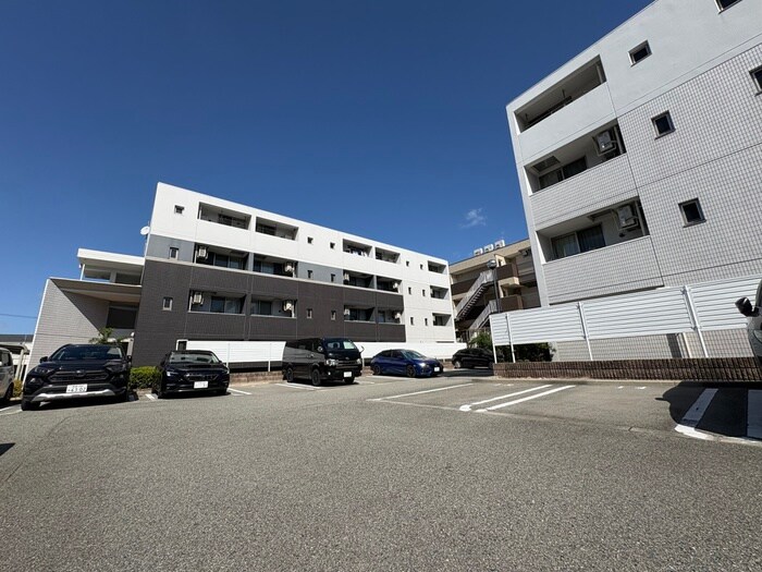 物件外観写真6　(駐車場)