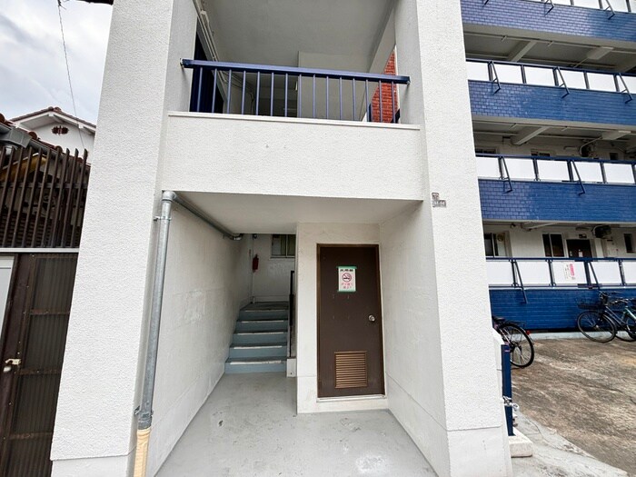 物件外観写真2　(エントランス部分)