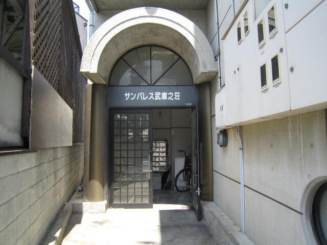 物件外観写真3　(エントランス部分)