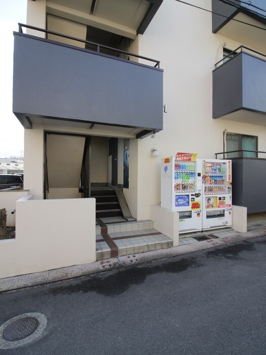 物件外観写真3　(エントランス部分)
