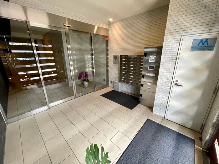 物件外観写真3　(エントランス部分)