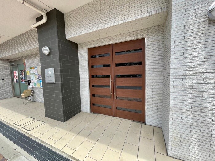 物件外観写真4　(エントランス部分)