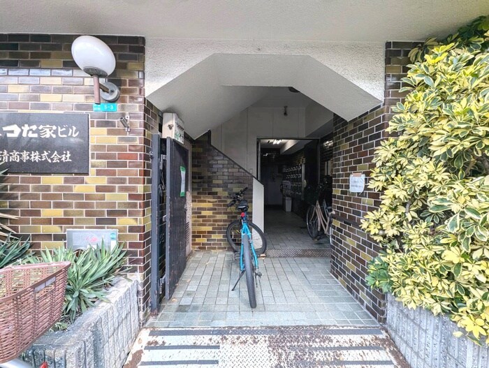 物件外観写真2　(エントランス部分)