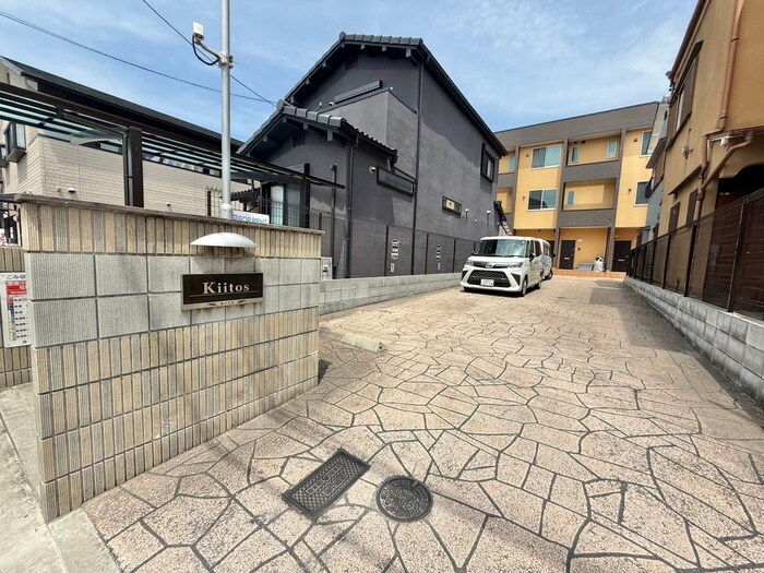 物件外観写真3　(駐車場)