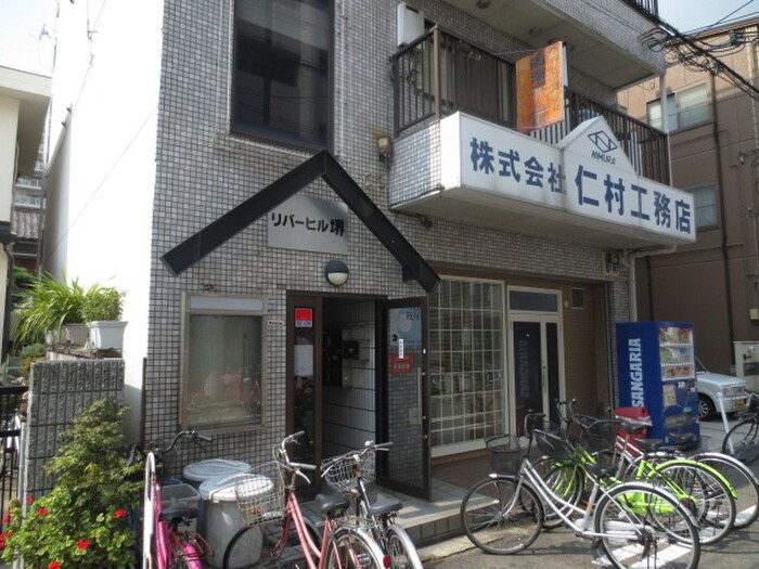 物件外観写真3　(エントランス部分)