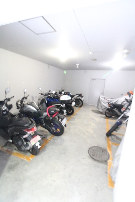 物件外観写真4　(バイク置き場)